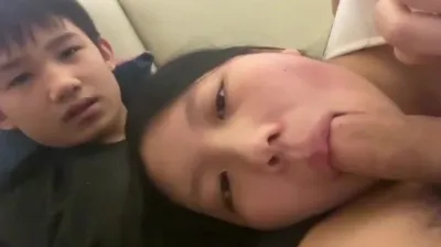 以為是清純的妹子，沒想到這麼反差 雞巴吃的不停