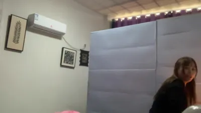 少婦抱著枕頭
