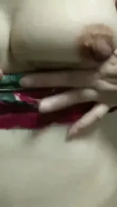 給大家欣賞一下55歲熟女大媽的身材，大媽的黑逼好大逼毛很多