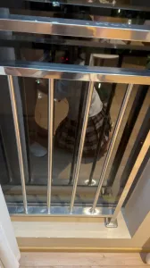 女大落地視窗交