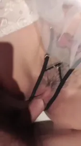 她叫得實在太浪了， 聽得我直接把絲襪塞進她嘴裡
