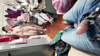 刺激！在服裝店當著裁縫阿姨的面和男友操逼 邊操還邊跟阿姨聊天
