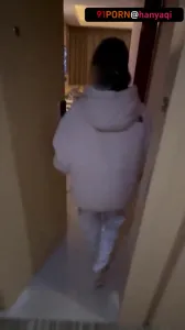 同學出差，我帶著淫妻給同學送上門去玩