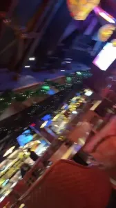 [原創] 好刺激！酒吧裡偷偷口交！
