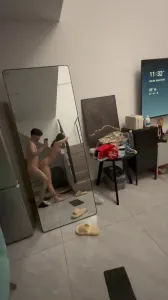 就喜歡在鏡子面前操她讓她看看自己的騷樣