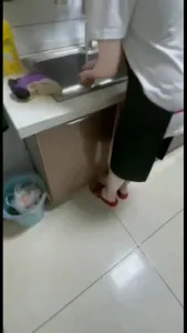 去樓下鄰居家偷情，廚房的狂插人妻