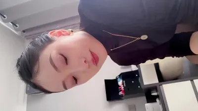 富婆酒吧約男模，有錢真好，連逼都是定期保養，稍微一摸就水汪汪的