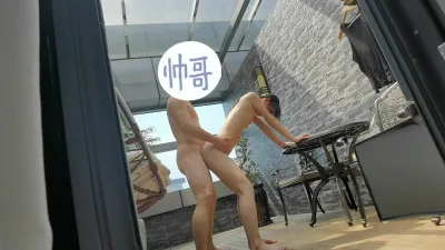 陽臺上肏母狗，樓上往下皆可觀賞