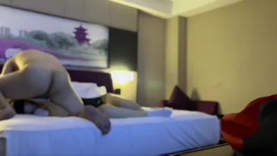 長腿少婦穿著情趣白襪 看著就想使勁操她