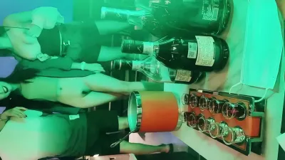 海南換妻會，喝完酒後大家都放開了，把兩個騷妻扔床上就撲上去輪流操