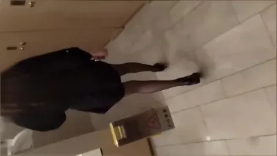 勾搭巨乳氣質美女老闆，奶子堅挺圓潤，購物中心廁所操逼