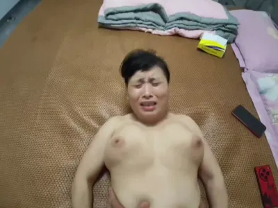 第一視角帶入體驗打樁兄弟的大奶子老騷媽，體制內的雞吧套子，直接內射