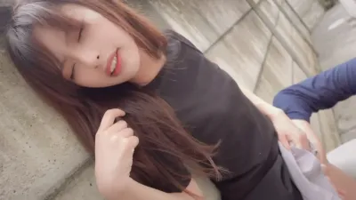 [原創] 嬌美人妻在家附近的無人小道里找刺激！~然後去酒店啪啪無套內射！~
