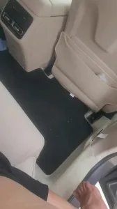 公園和停車場人前露出草大奶人妻母狗