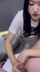 穿耐克的20歲的大學生女友，剛處一個周，對雞吧真的很好奇，全程玩弄