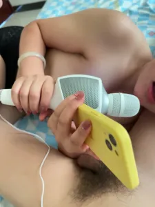 開局就唱歌，結尾有規模打電話