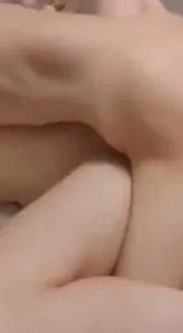 我握著老婆的腳看單男無套操他再射身上