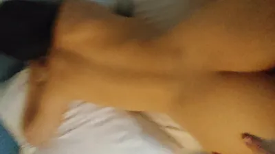 蜜桃臀少婦壓抑著不叫出聲其實非常享受，成都約