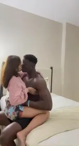 極品大奶翹臀媚黑反差婊！與黑人男友露臉性愛自拍，頂級身材被黑祖宗搗白