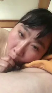 熟阿姨太會吸舔雞巴了 完全上頭 無套內射她