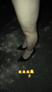 原創半夜在浮沱河便道上溜老熟女母狗