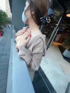 大白天戶外露出也不怕被看見