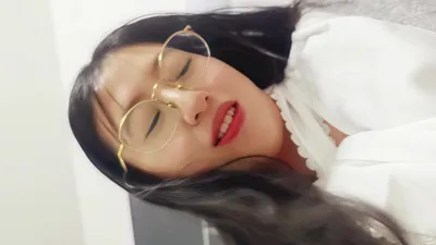 眼鏡必反差！飢渴淫妻母狗約操單男口交舔腳對著視窗後入