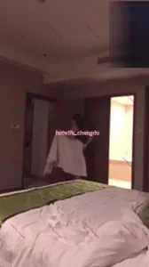成都騷妻在酒店和大學生約炮，開影片直播給老公看