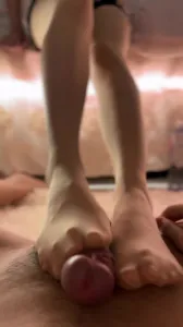 躺在桌子下讓女友用絲襪嫩足踩我的雞巴！射她一腳！