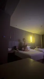 微胖人妻揹著老公偷情自帶黑絲，水特別多後入自己動，和老公從來沒爽過