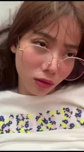 高顏值反差眼鏡婊，水蛇腰用力搖擺瘋狂榨精，長相雖然清純但是背後極其淫