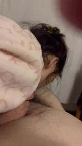 復旦女博後品嚐美味酸奶肉棒，津津有味