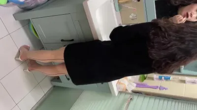 絲襪阿姨！塗口紅呢？這是準備大戰一番啊