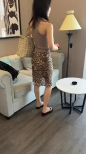 超高顏值人妻笑容特別甜美 被老公找找單男從後面掀裙直插 喊聲音大點
