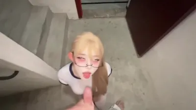 樓梯口跪著吞精