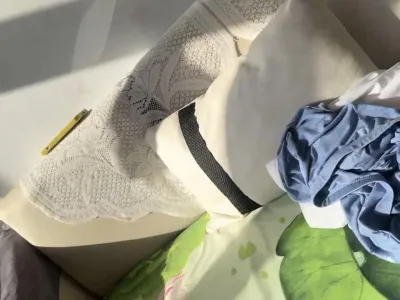 穿著睡衣在樓梯間