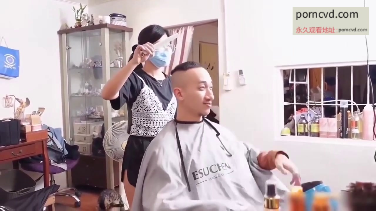 台灣AV影片 理髮店的特殊服務 剪完頭髮直接無套開幹