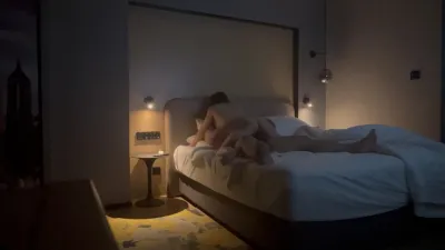 銀行上班的人妻揹著老公酒店偷情，女上位全自動，說好幾個月沒和老公做了