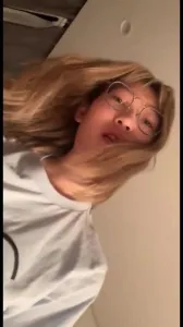 眼鏡妹 超級反差 小穴塞最大的雞吧 爬在床上 無套猛幹她的騷逼
