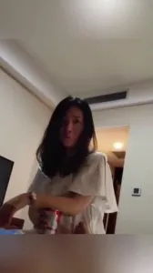 這奶子簡直是藝術品，當我射在奶子上的時候差點沒有爽死我！