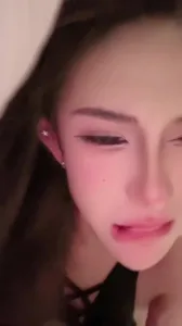 高顏值黑逼少婦，細腰翹臀，小乳晃動，硬雞巴猛插賣逼女操到噴水