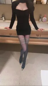 小媽感滿滿的女友，包臀連衣裙加黑絲高跟鞋人妻感拉滿，爆操後媽肉臀