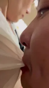 和禁慾很久的美女房東約炮！她接她爸電話時我雞巴還插騷穴不停抽插，真刺