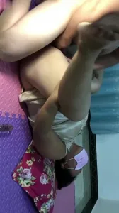 豐滿大屁股熟女老公出差了不在家，去她家偷情，在地上操逼太爽了