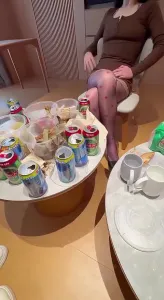 離婚的女同事，很久沒碰男人了，酒店吃吃喝喝難以自控的慾望徹底爆發