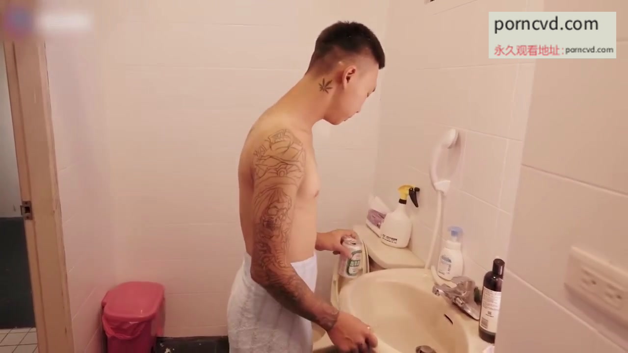 台灣av成人影片 房租晚交直接成了房東太太性奴隸 被她玩弄到高潮