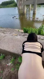 這才是真正的膽子大！約炮離異熟女房東，在河邊就操了！上面還有人走路呢