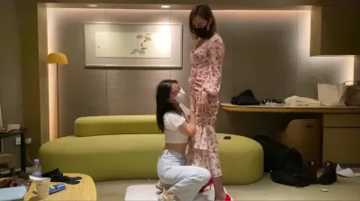 老闆酒店潛規則兩個美女下屬換上黑絲高跟一起玩雙飛