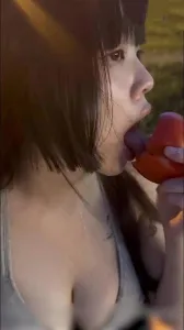 頂級巨乳肥臀！在公共場所直接掀起上衣，扒開內衣，把一對又大又軟的巨乳
