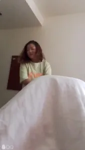 剛送完娃就來找我的人妻 狠狠後入大屁股